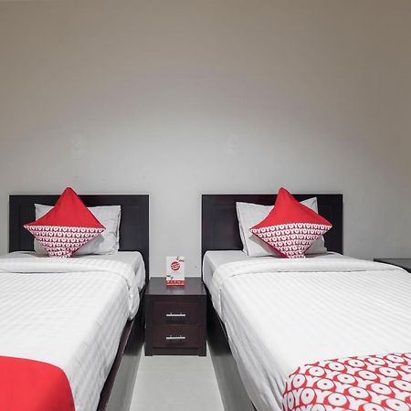 Oyo 1114 Hotel Denpasar Makassar Buitenkant foto