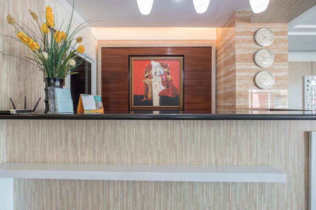 Oyo 1114 Hotel Denpasar Makassar Buitenkant foto