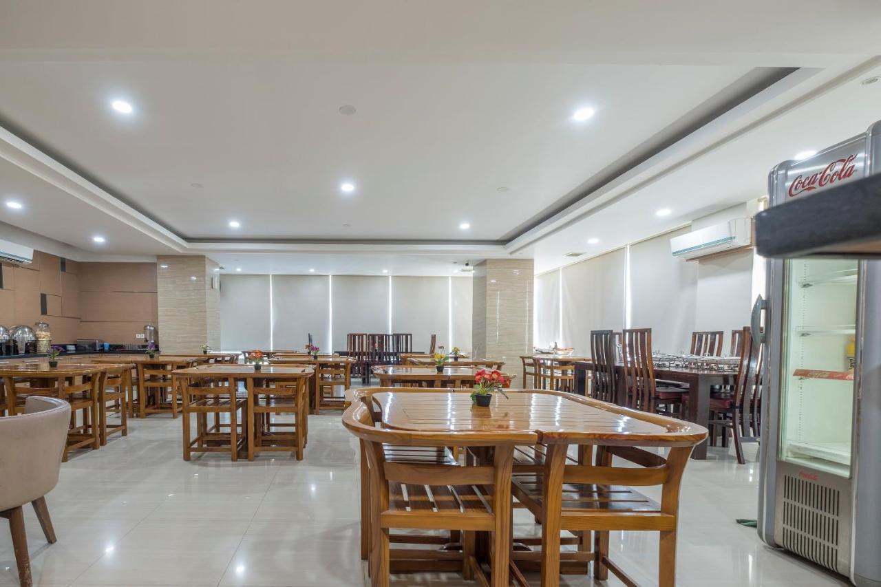 Oyo 1114 Hotel Denpasar Makassar Buitenkant foto