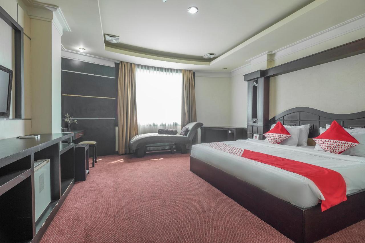 Oyo 1114 Hotel Denpasar Makassar Buitenkant foto