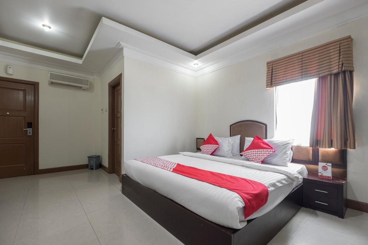 Oyo 1114 Hotel Denpasar Makassar Buitenkant foto