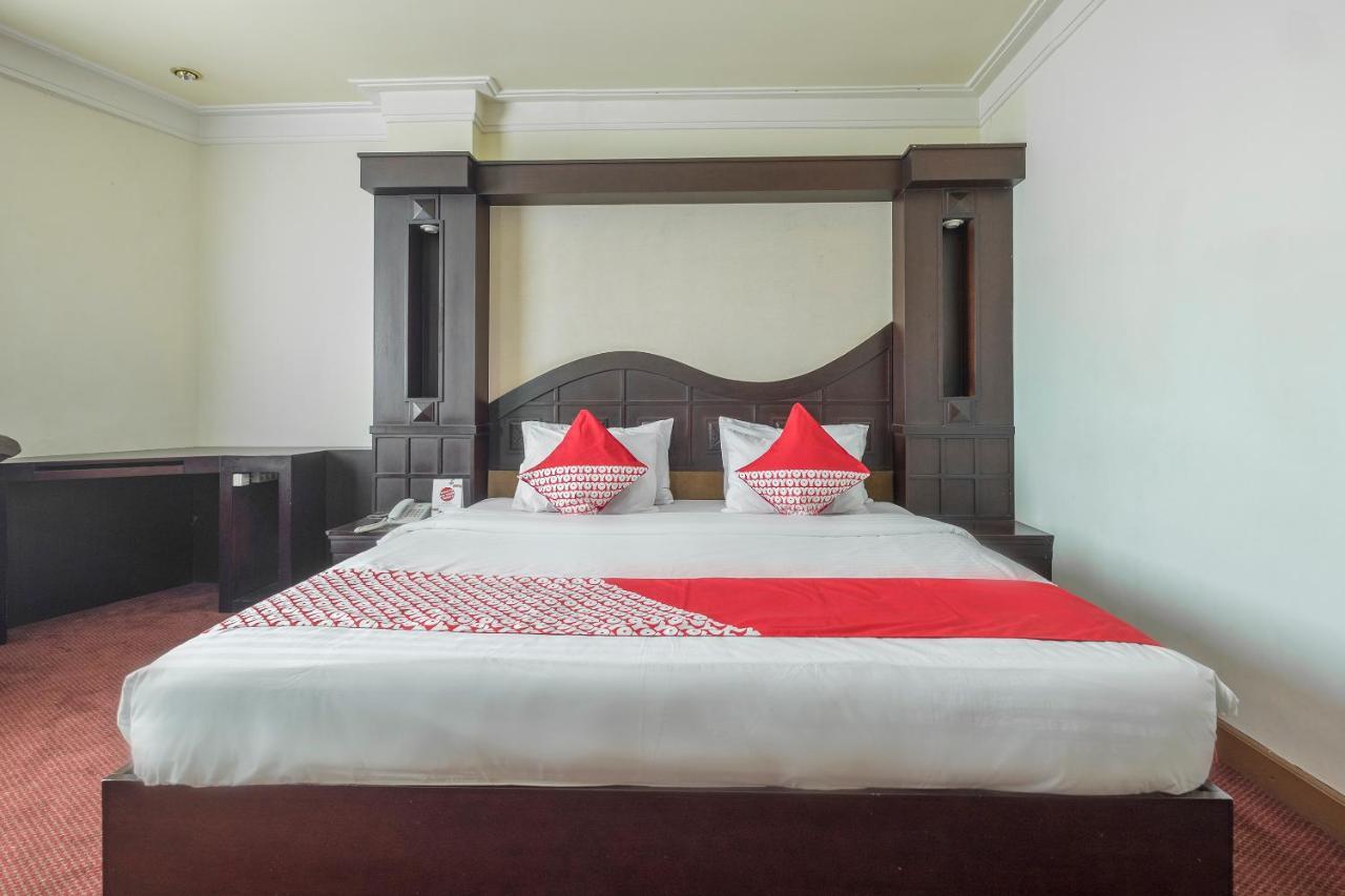 Oyo 1114 Hotel Denpasar Makassar Buitenkant foto