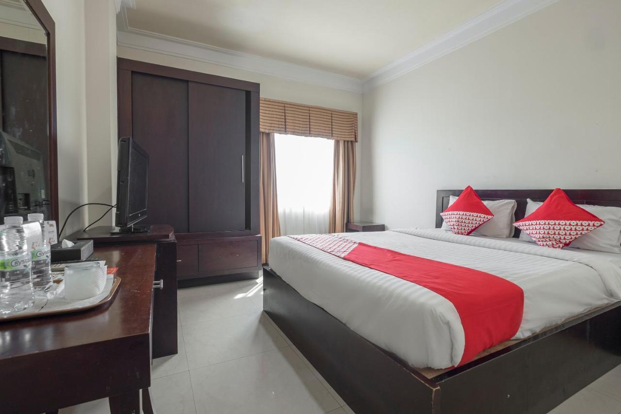 Oyo 1114 Hotel Denpasar Makassar Buitenkant foto