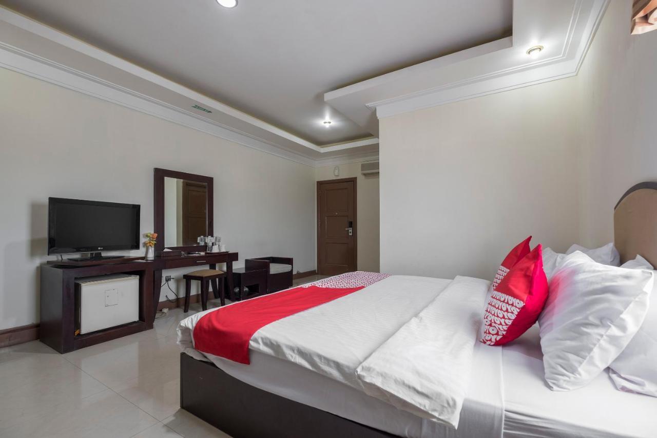 Oyo 1114 Hotel Denpasar Makassar Buitenkant foto