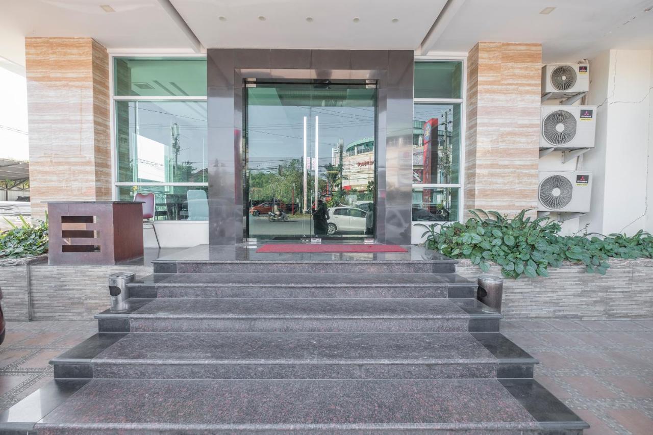 Oyo 1114 Hotel Denpasar Makassar Buitenkant foto