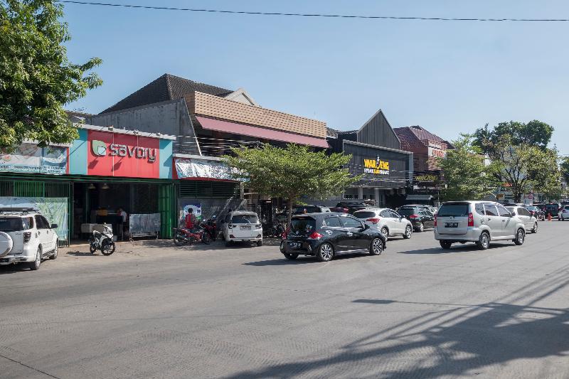 Oyo 1114 Hotel Denpasar Makassar Buitenkant foto