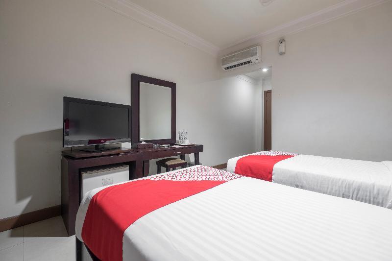 Oyo 1114 Hotel Denpasar Makassar Buitenkant foto