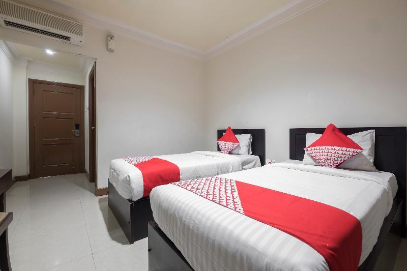 Oyo 1114 Hotel Denpasar Makassar Buitenkant foto