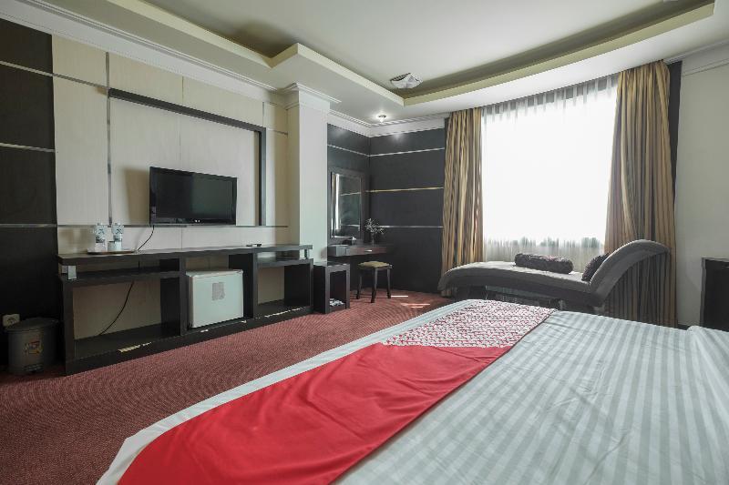 Oyo 1114 Hotel Denpasar Makassar Buitenkant foto